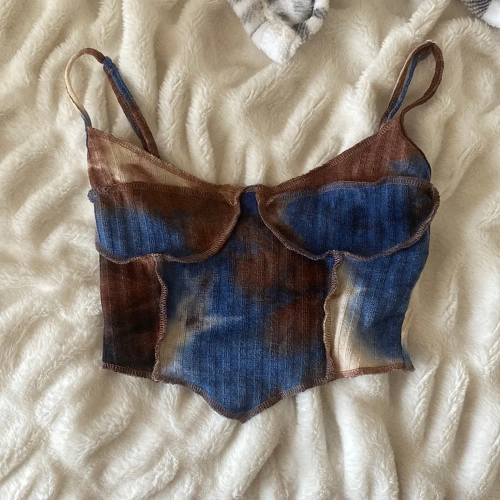 it’s a v top, blue, brown and tan. - Picture 1 of 2